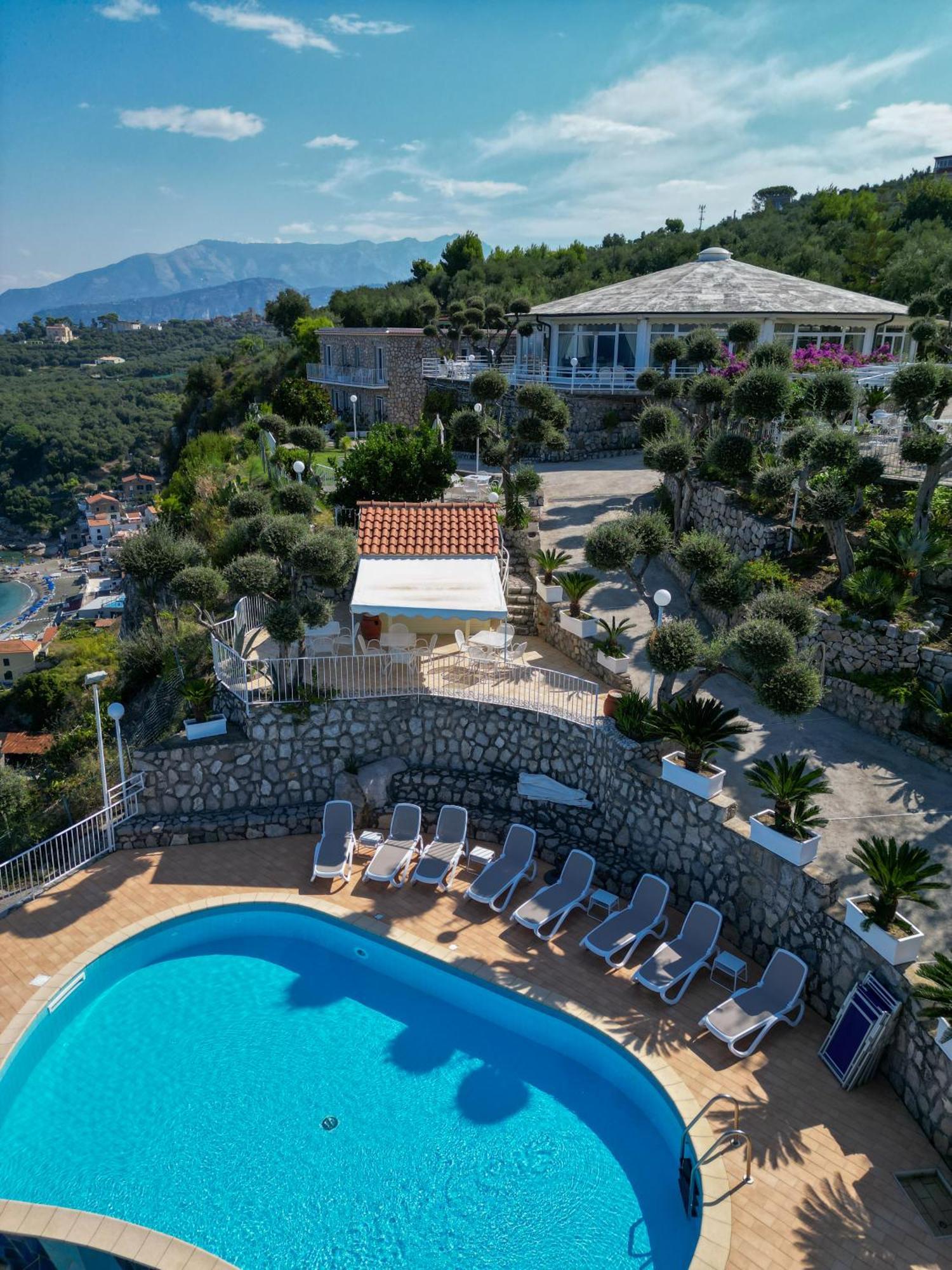 Hotel Villa Lubrense Sorrento มัสซาลูเบรนเซ ภายนอก รูปภาพ