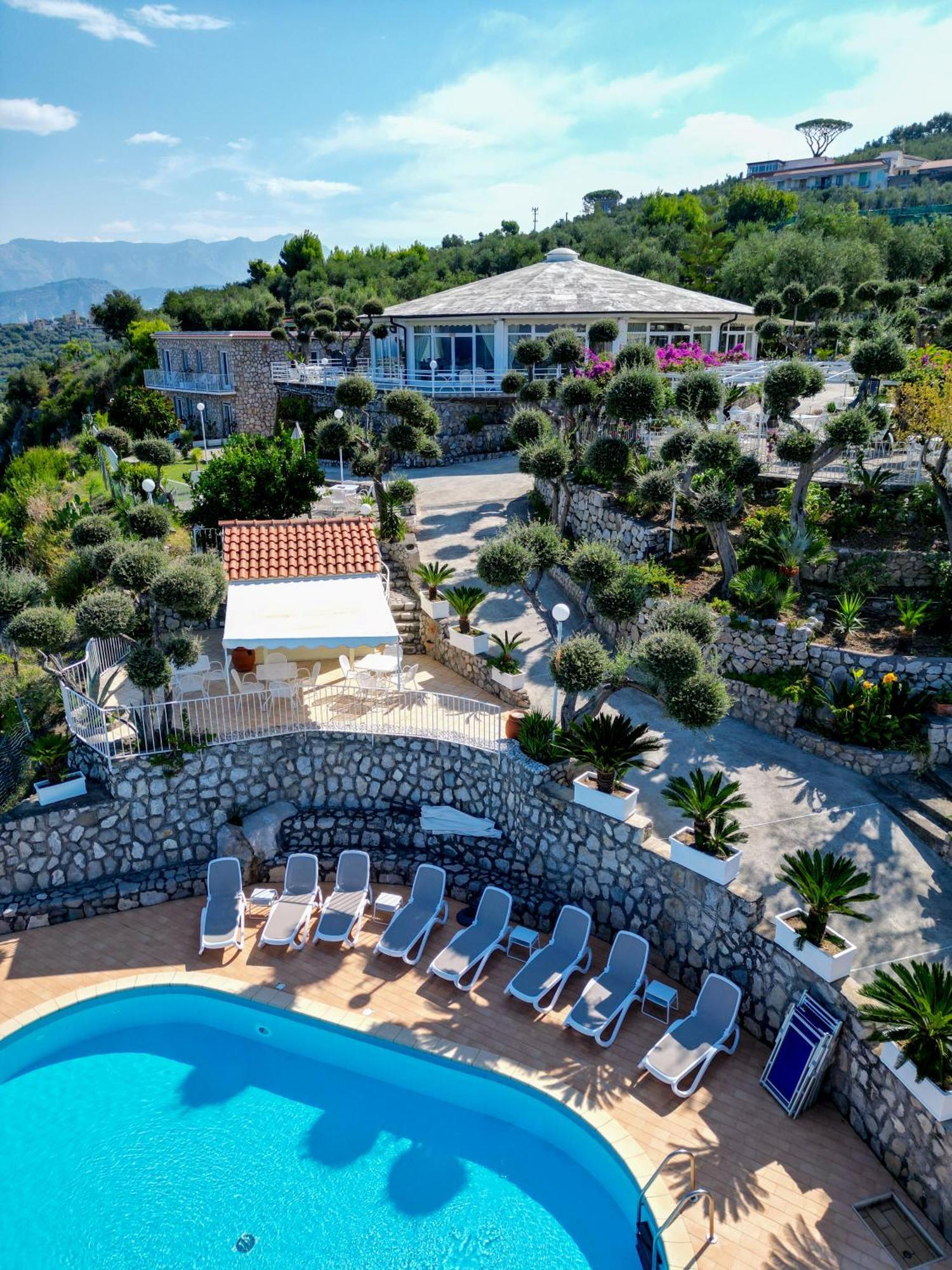 Hotel Villa Lubrense Sorrento มัสซาลูเบรนเซ ภายนอก รูปภาพ