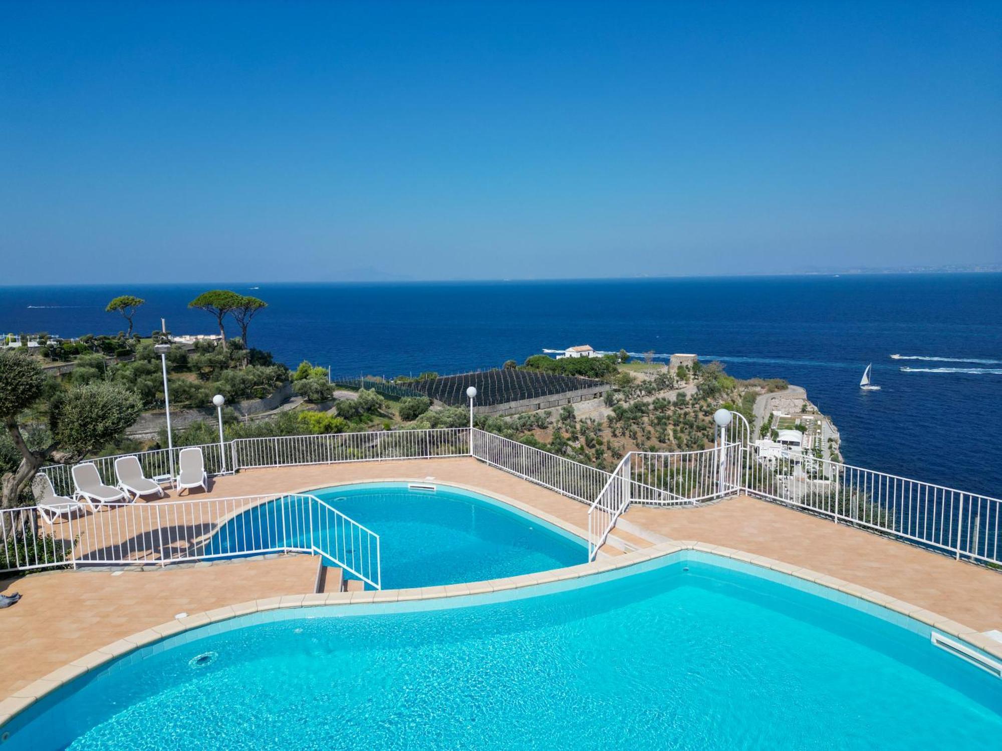 Hotel Villa Lubrense Sorrento มัสซาลูเบรนเซ ภายนอก รูปภาพ