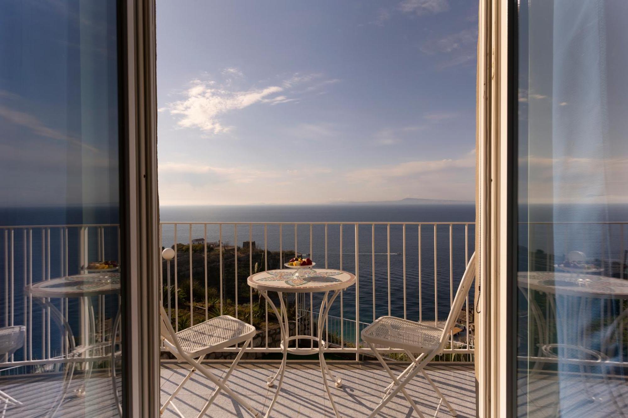 Hotel Villa Lubrense Sorrento มัสซาลูเบรนเซ ภายนอก รูปภาพ